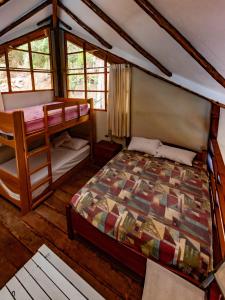 een slaapkamer met 2 stapelbedden in een huis bij Fundo Baños in Tarapoto