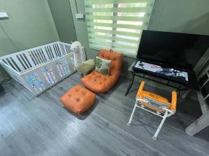 an overhead view of a living room with chairs and a tv at Kerlingfornia Kiddo Kingdom in Kerling