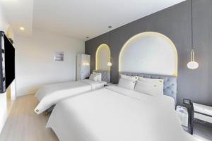 two white beds in a room with two beds sidx sidx sidx at Sasang ND 1226 Hotel in Busan +66 photos