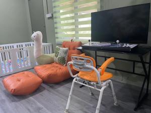 a room with a desk and a chair and a table at Kerlingfornia Kiddo Kingdom in Kerling