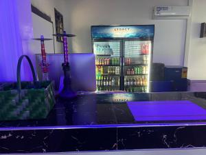 eine Bar mit einer Kühlbox voller Getränke in der Unterkunft Dubai Dollar Beach Resorts in Tema