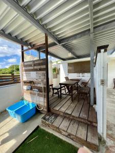 座間味村にあるLagoon315のパティオ(テーブル付きの木製デッキ付)