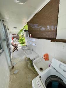 座間味村にあるLagoon315のバスルーム(洗面台3つ、トイレ2つ付)