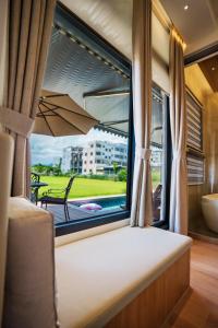 員山郷にある優勝美地民宿二館の窓と傘付きのテーブルのある部屋