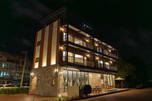 員山郷にある優勝美地民宿二館の夜間灯が灯る建物