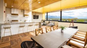 Una cocina y un comedor con mesa y sillas. en Spacious New Condo in Downtown SLC, en Garden Towers Condominium