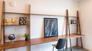 una habitación con estanterías de madera y un escritorio con una silla en Spacious New Condo in Downtown SLC, en Garden Towers Condominium