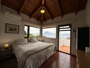 Un dormitorio con una cama y una ventana grande en Casa Belen Panajachel, en Panajachel 59 fotos más