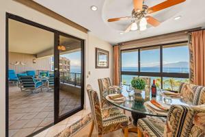 Un comedor con mesa y sillas y un balcón. en Kaanapali Alii 4104 · ALII 4104 Breathtaking Ocean Views 2Bedroo, en Kaanapali