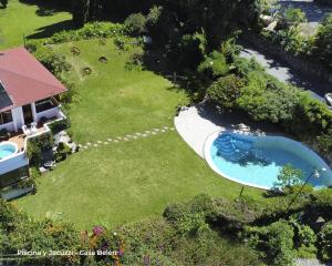 Una vista aérea de un patio con piscina. en Casa Belen Panajachel, en Panajachel