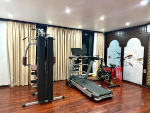 un gimnasio con cinta de correr y bicicleta estática en Garden Legend Cruise, en Ha Long