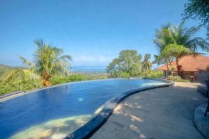 una piscina con vista al mar en Maria Secret Villa, en Lovina 33 fotos más