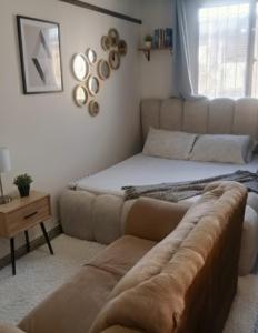 um quarto com uma cama e um sofá em Haven em Mombaça