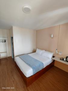 ein Schlafzimmer mit einem großen weißen Bett in einem Zimmer in der Unterkunft Coral Beach Loft-Simply Stay in Tioman Island