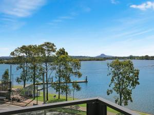 uitzicht op een meer vanaf een balkon bij Foreshore Bradman in Diddillibah
