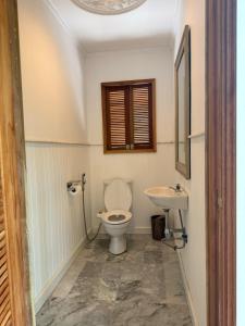 un baño con inodoro y lavabo en Ban Khao Tao Beach, en Sathani Khao Tao