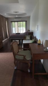 una sala de estar con un sofá y una mesa en Ban Khao Tao Beach, en Sathani Khao Tao