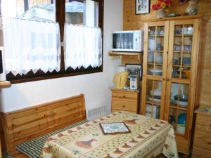 普拉茲德里斯Studio cosy centre Praz de Lys, 100m des pistes - FR-1-815-26的一间带床和窗户的小卧室