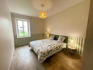 a bedroom with a bed and a window at Gîte à Manthelan : Confort et Charme, Jardin, Wi-Fi - FR-1-381-639 in Monfoué