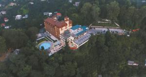widok na budynek z basenem w obiekcie Sputnik Hotel Batumi w mieście Batumi