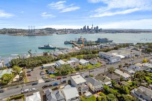uma vista aérea de uma cidade com um porto em Bespoke Stays - Rustic Stanley Bay Apartment em Auckland