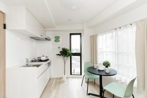Η κουζίνα ή μικρή κουζίνα στο Sunlit Canopy - A Cozy Stay in Tokyo Shinjuku Area, with Easy City Access to Shibuya