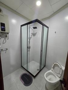 een douchecabine in een badkamer met een toilet bij Edificio El Molino in Tarija