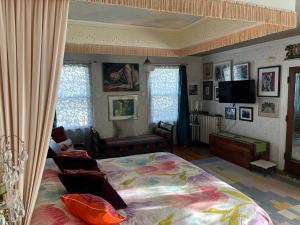 a bedroom with a bed and a living room at Munroe Inn Boutique Hotel in Auburn