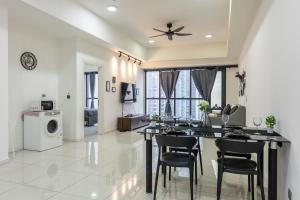 een keuken en woonkamer met een tafel en stoelen bij M CITY Ampang KLCC Lake view in Kuala Lumpur
