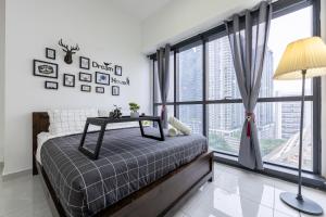 een slaapkamer met een bed en een groot raam bij M CITY Ampang KLCC Lake view in Kuala Lumpur +114 foto's