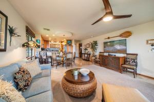 TV a/nebo společenská místnost v ubytování Kaanapali Plantation 57 · KPL 57 Hillside Haven | AC + BeachView