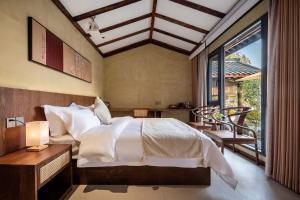 Ένα ή περισσότερα κρεβάτια σε δωμάτιο στο Chengdu Xiaoya Yard Hot Spring Hotel,is just a 20 minute drive from both the Sanxingdui Museum and the Chengdu Panda Base,Enjoy Soaking in natural hot springs,Traditional Chinese afternoon tea,Exquisite fruit platter