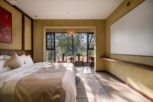 Ένα ή περισσότερα κρεβάτια σε δωμάτιο στο Chengdu Xiaoya Yard Hot Spring Hotel,is just a 20 minute drive from both the Sanxingdui Museum and the Chengdu Panda Base,Enjoy Soaking in natural hot springs,Traditional Chinese afternoon tea,Exquisite fruit platter