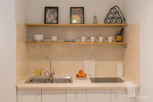 een aanrecht met een wastafel en een fruitschaal bij WECOZY HANOI - Railway Side, The Old Quarter in Hanoi +203 foto's