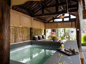 een zwembad in een huis met een patio bij Chengdu Xiaoya Yard Hot Spring Hotel,Enjoy Soaking in natural hot springs,Traditional Chinese afternoon tea,Exquisite fruit platter in Longqiao
