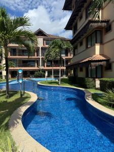 una piscina di fronte a un edificio di Manhattan Beach Riviera 2 Terreo ad Aquiraz