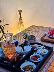 een dienblad met eten op een tafel bij Chengdu Xiaoya Yard Hot Spring Hotel,Enjoy Soaking in natural hot springs,Traditional Chinese afternoon tea,Exquisite fruit platter in Longqiao