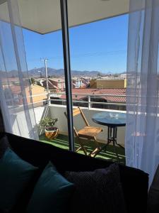 a view of a balcony with a table and a patio at Acogedor y amplio, cercano al Hospital de Ovalle in Ovalle