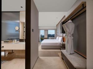 a hotel room with a bed and a bathroom at Holiday Inn Beijing Daxing Centre by IHG in Beijing +59 photos