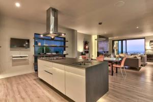 Kuchyň nebo kuchyňský kout v ubytování Panoramic Viewpoint - Luxury Villa with Ocean view