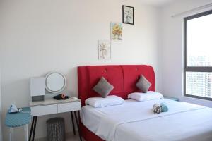 Cozy kenwingston Platz KL 2-5 pax 2BR&2BR genting view parkin netflix 3802 في كوالالمبور: غرفة نوم مع اللوح الأمامي الأحمر ومكتب