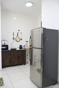 Cozy kenwingston Platz KL 2-5 pax 2BR&2BR genting view parkin netflix 3802 في كوالالمبور: مطبخ مع ثلاجة ستيل ستانلس وكاونتر +27 صورة