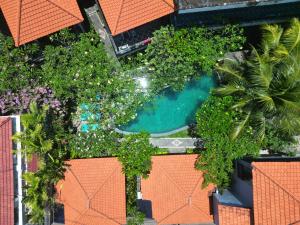 an overhead view of a pool with trees and plants at Satria Bungalow in Uluwatu