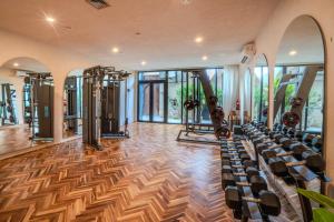 ウルワツにあるSunny Samudraのトレッドミルやマシンが並ぶ空のジム