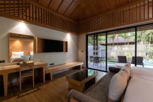 TV a/nebo společenská místnost v ubytování ananea Beyond Khaolak