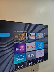 een televisiescherm met een heleboel iconen erop bij Kit Osaka in Brasilia +8 foto's