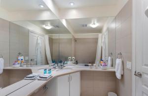 a bathroom with two sinks and a large mirror at Luxury 1-Bedroom Condo in Yorkville, Downtown Toronto in Toronto +7 photos