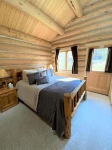 Postel nebo postele na pokoji v ubytování Tranquil Mountain Glamping Retreat: Stunning Log Cabin with a Hot Tub in Darby, MT