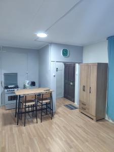 纳塔列斯港Cabaña Pipe的房间里有一张桌子和几把椅子的厨房