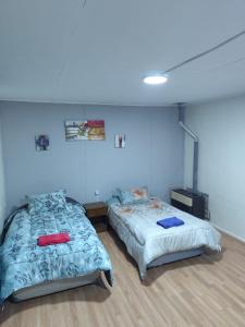 纳塔列斯港Cabaña Pipe的一间蓝色墙壁的房间里有两张床